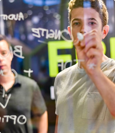 photo-homme-ecrire-tableau